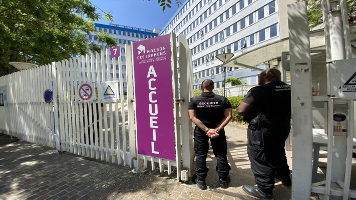 Vigiles devant grille d'entrée